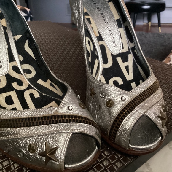 Marc Jacobs  SILVER. Peep Toe Heels size 5 STUDDED.  TOO  SZ 5 - Picture 12 of 13